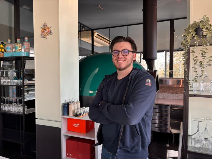 Dario dans Frit'zza a Jumet